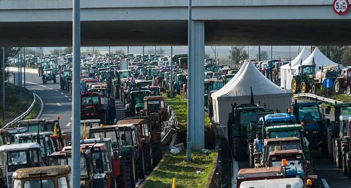 Ενισχύονται τα μπλόκα των αγροτών – Σήμερα στη Λάρισα η δίκη των δύο συλληφθέντων στα επεισόδια της Κυριακής