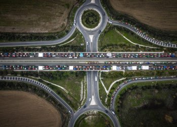 Μπλόκα παντού από τους αγρότες – Κλείνουν λιμάνια και τελωνεία