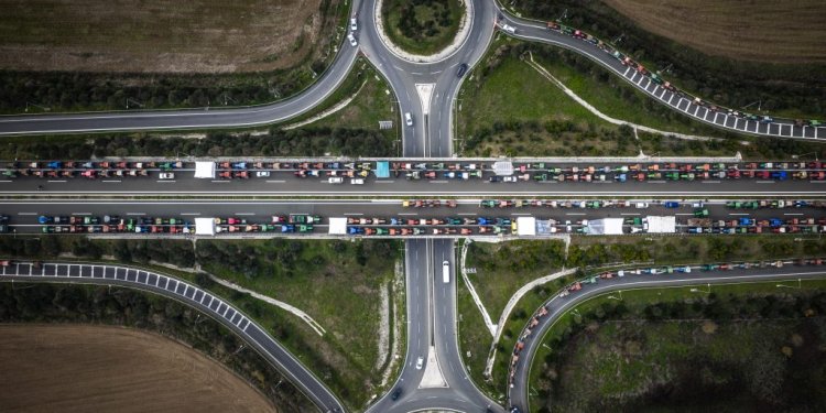 Μπλόκα παντού από τους αγρότες – Κλείνουν λιμάνια και τελωνεία Μπλόκα παντού από τους αγρότες – Κλείνουν λιμάνια και τελωνεία