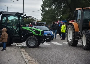 Αναβλήθηκε η συνάντηση των αγροτών με Χατζηδάκη και Τσιάρα – Πληθαίνουν τα μπλόκα σε όλη τη χώρα