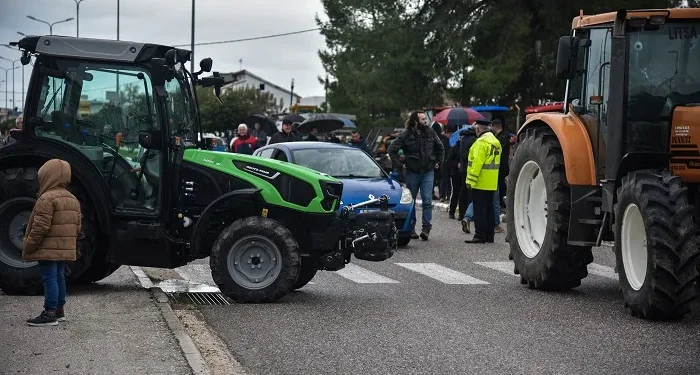 Αναβλήθηκε η συνάντηση των αγροτών με Χατζηδάκη και Τσιάρα – Πληθαίνουν τα μπλόκα σε όλη τη χώρα Αναβλήθηκε η συνάντηση των αγροτών με Χατζηδάκη και Τσιάρα – Πληθαίνουν τα μπλόκα σε όλη τη χώρα