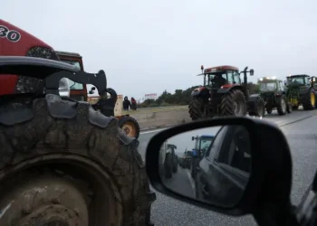 Ενισχύονται τα μπλόκα των αγροτών – Έχυσαν γάλατα και έκαψαν άχυρα στις Μικροθήβες Ενισχύονται τα μπλόκα των αγροτών – Έχυσαν γάλατα και έκαψαν άχυρα στις Μικροθήβες