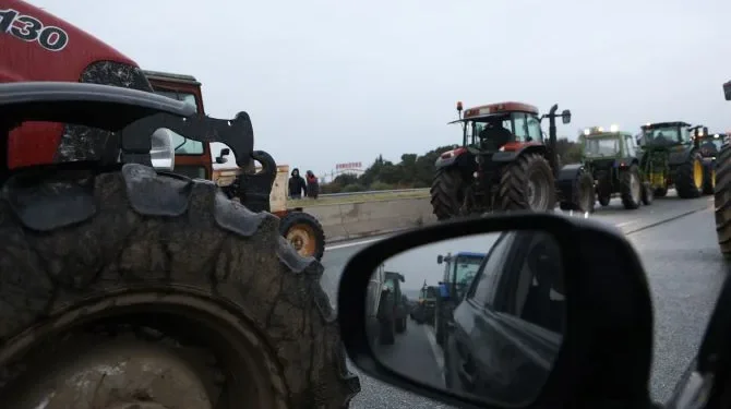 Ενισχύονται τα μπλόκα των αγροτών – Έχυσαν γάλατα και έκαψαν άχυρα στις Μικροθήβες Ενισχύονται τα μπλόκα των αγροτών – Έχυσαν γάλατα και έκαψαν άχυρα στις Μικροθήβες
