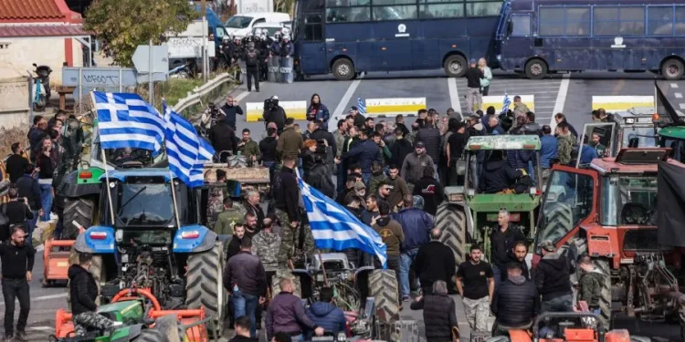 Πετροπόλεμος και χημικά έξω από το αεροδρόμιο του Ηρακλείου Πετροπόλεμος και χημικά έξω από το αεροδρόμιο του Ηρακλείου