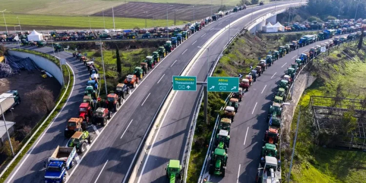 Αγρότες- Κλιμάκωση κινητοποιήσεων με 48ωρο αποκλεισμό δρόμων και τελωνείων