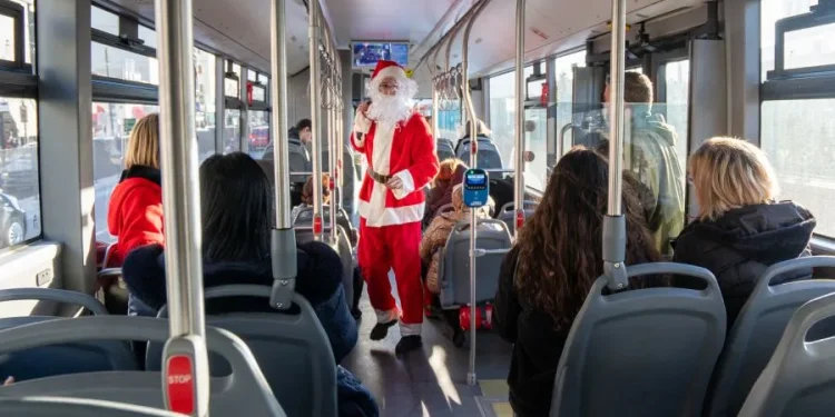 Τα γιορτινά τους έβαλαν και τα λεωφορεία Τα γιορτινά τους έβαλαν και τα λεωφορεία