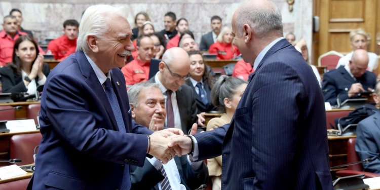 Ανδρέας Βορύλλας: Βράβευσε εθελοντές αιμοδότες στη Βουλή