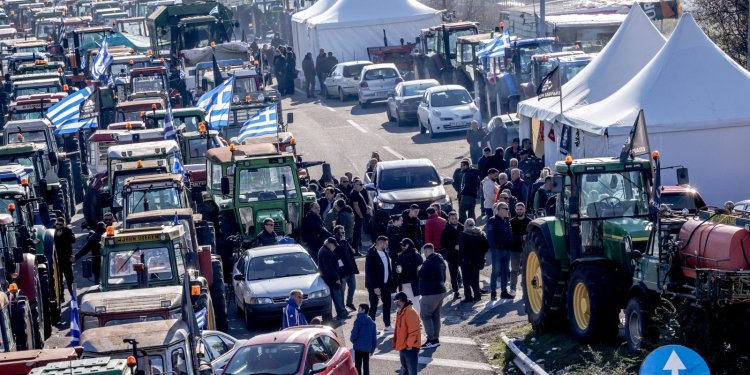 Aγρότες: Ανοιχτοί οι δρόμοι μέχρι τα Φωτα , κρίσιμες αποφάσεις την Κυριακή Aγρότες: Ανοιχτοί οι δρόμοι μέχρι τα Φωτα , κρίσιμες αποφάσεις την Κυριακή