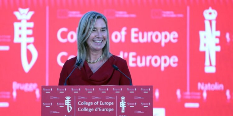 Ελεύθερη αφέθηκε η Φεντερίκα Μογκερίνι – Της απαγγέλθηκαν κατηγορίες περί «ευνοιοκρατίας»