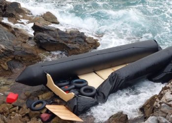 Τραγωδία- Ναυάγιο ανοικτά της Κρήτης με 18 μετανάστες νεκρούς σε μισοβυθισμένη φουσκωτή λέμβο Τραγωδία- Ναυάγιο ανοικτά της Κρήτης με 18 μετανάστες νεκρούς σε μισοβυθισμένη φουσκωτή λέμβο