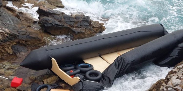 Τραγωδία- Ναυάγιο ανοικτά της Κρήτης με 18 μετανάστες νεκρούς σε μισοβυθισμένη φουσκωτή λέμβο Τραγωδία- Ναυάγιο ανοικτά της Κρήτης με 18 μετανάστες νεκρούς σε μισοβυθισμένη φουσκωτή λέμβο