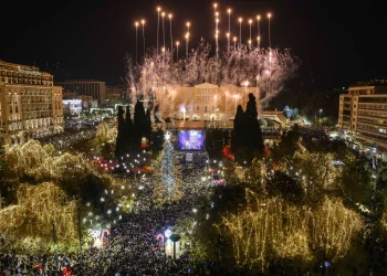 Παραμονή Πρωτοχρονιάς στο Σύνταγμα με Μαραβέγια, Μόρφη, Μουτσινά και Σωτηροπούλου – Δείτε live