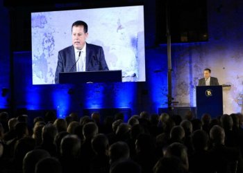 Ο Ιωάννης Φιλιππάκης δεν γιόρτασε μόνο τη «Δημοκρατία» του – Γιόρτασε την Πολιτική στην Ελλάδα όπως θα έπρεπε να είναι