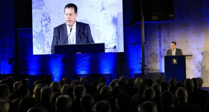 Ο Ιωάννης Φιλιππάκης δεν γιόρτασε μόνο τη «Δημοκρατία» του – Γιόρτασε την Πολιτική στην Ελλάδα όπως θα έπρεπε να είναι