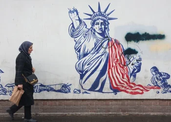 «Ισχυρές επιλογές» εξετάζουν οι ΗΠΑ – Έτοιμη για «πόλεμο ή διάλογο» δηλώνει η Τεχεράνη