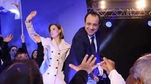 O πρόεδρος της Κυπρου Νίκος Χριστοδουλίδης προσπαθεί να διασωθεί από το σκάνδαλο