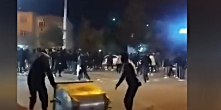 Ιράν: Νεκροί σε σφοδρές συγκρούσεις διαδηλωτών με τις δυνάμεις ασφαλείας Ιράν: Νεκροί σε σφοδρές συγκρούσεις διαδηλωτών με τις δυνάμεις ασφαλείας