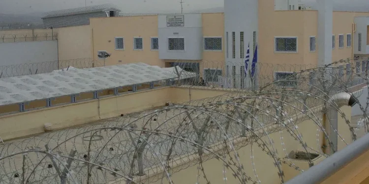 Προθεσμία για να απολογηθεί την Παρασκευή πήρε ο αρχιφύλακας των φυλακών Δομοκού