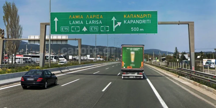 Σοβαρά προβλήματα στην Αθηνών-Λαμίας από ανατροπή φορτηγού-Μόνο από την αριστερή λωρίδα η κίνηση