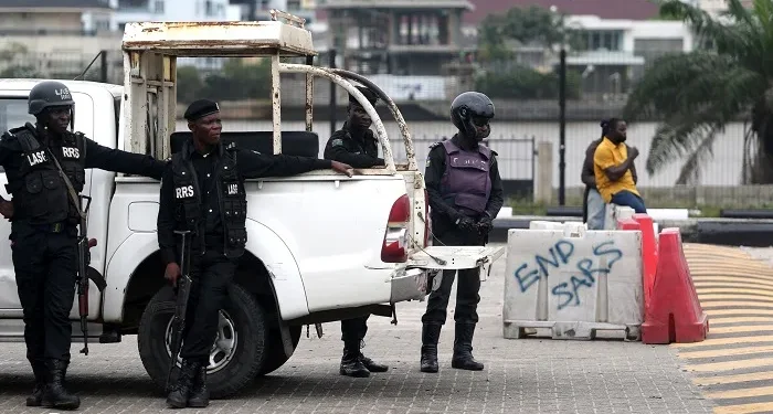 Σε εξέλιξη μεγάλη αστυνομική επιχείρηση για κύκλωμα με λαθραία τσιγάρα – 25 συλλήψεις