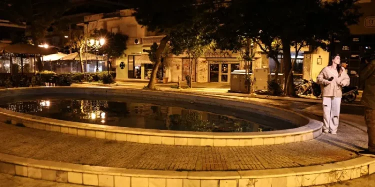 Σε κρίσιμη κατάσταση το 2χρονο κοριτσάκι που έπεσε σε σιντριβάνι στην Καλλιθέα – Στον εισαγγελέα οι γονείς του