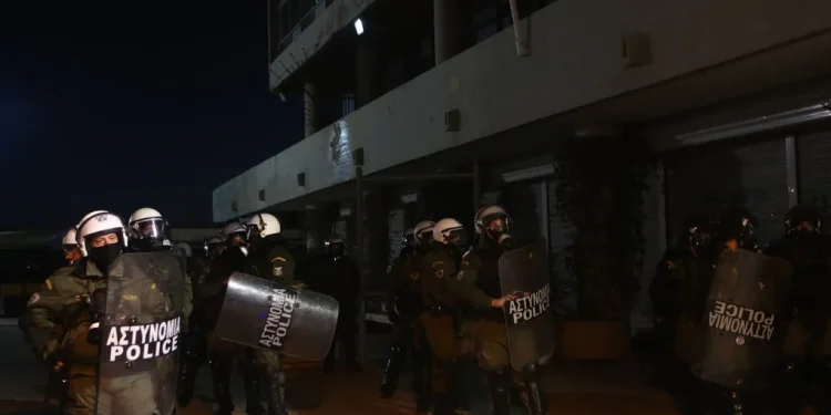 Η ανακοίνωση της ΕΛ.ΑΣ. για τα επεισόδια έξω από το ΑΠΘ