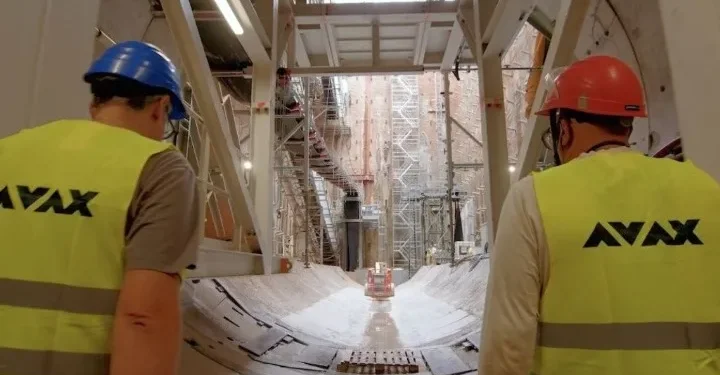 Ζωντανή μετάδοση της «αποκάλυψης» του μετροπόντικα «Αθηνά» στο φρέαρ Ευαγγελισμού