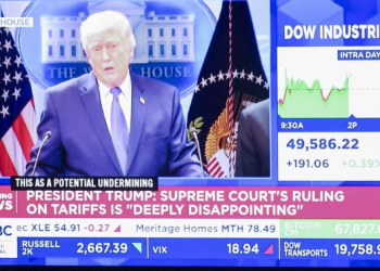 «Μεγάλη μου τιμή»: Ο Τραμπ υπέγραψε για τους δασμούς – Κλιμακώνεται η σύγκρουση με το Ανώτατο Δικαστήριο