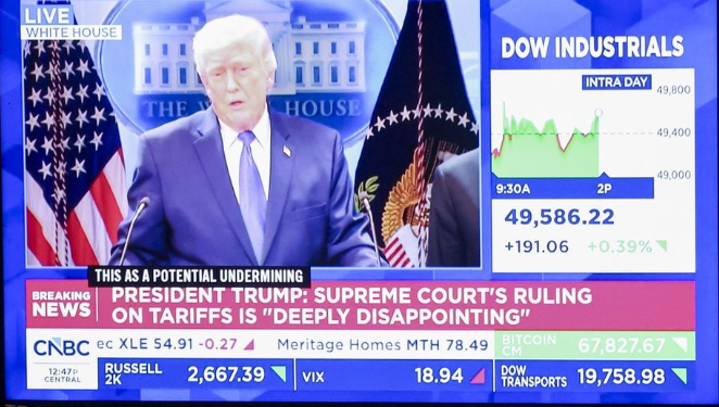 «Μεγάλη μου τιμή»: Ο Τραμπ υπέγραψε για τους δασμούς – Κλιμακώνεται η σύγκρουση με το Ανώτατο Δικαστήριο «Μεγάλη μου τιμή»: Ο Τραμπ υπέγραψε για τους δασμούς – Κλιμακώνεται η σύγκρουση με το Ανώτατο Δικαστήριο