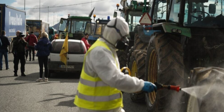 Κατέβηκαν οι αγρότες στο σύνταγμα : «Μας κοροϊδεύουν» … Κατέβηκαν οι αγρότες στο σύνταγμα : «Μας κοροϊδεύουν» …