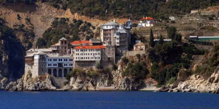 Τουριστικό σκάφος προσέκρουσε σε βράχο στο Άγιο Όρος
