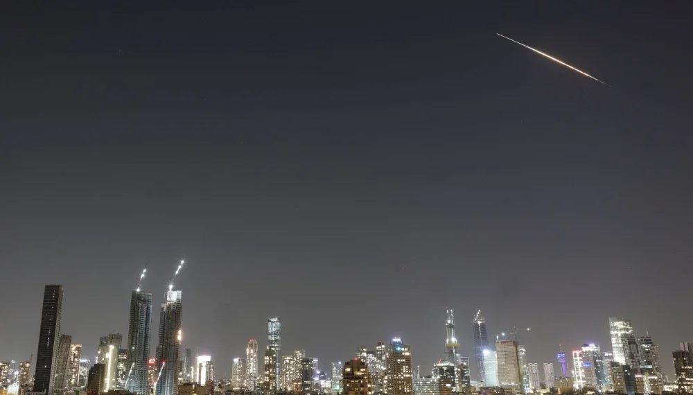 Νέο κύμα ισραηλινών και ιρανικών επιθέσεων – «Φωτιά» στις τιμές πετρελαίου – Πλήγματα σε πλοία στα Στενά Ορμούζ