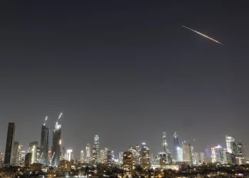 Νέο κύμα ισραηλινών και ιρανικών επιθέσεων – «Φωτιά» στις τιμές πετρελαίου – Πλήγματα σε πλοία στα Στενά Ορμούζ