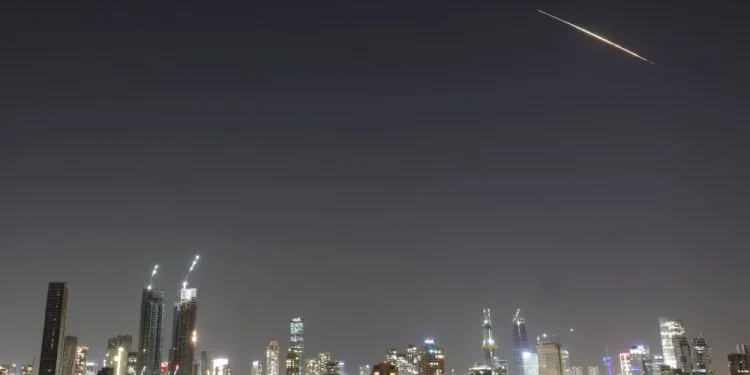 Νέο κύμα ισραηλινών και ιρανικών επιθέσεων – «Φωτιά» στις τιμές πετρελαίου – Πλήγματα σε πλοία στα Στενά Ορμούζ