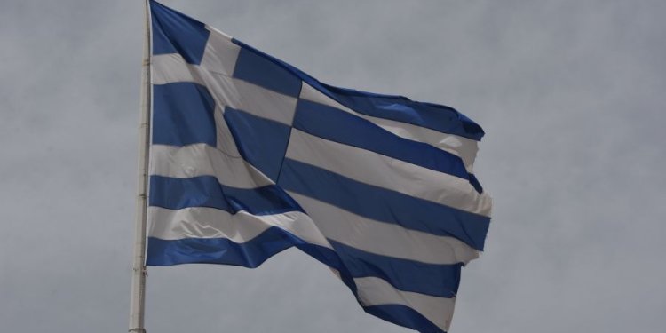 Μαθητές από σχολεία της Αττικής παρελαύνουν στη Γαύδο φορώντας παραδοσιακές στολές