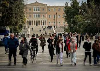 Ένας στους τέσσερις Έλληνες σε κίνδυνο φτώχειας – Ανεπαρκής η αύξηση του κατώτατου μισθού