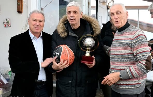 Ο Γιάννης Σγουρος πάντα κοντά στους παλαίμαχους του Ιωνικού Νικαιας