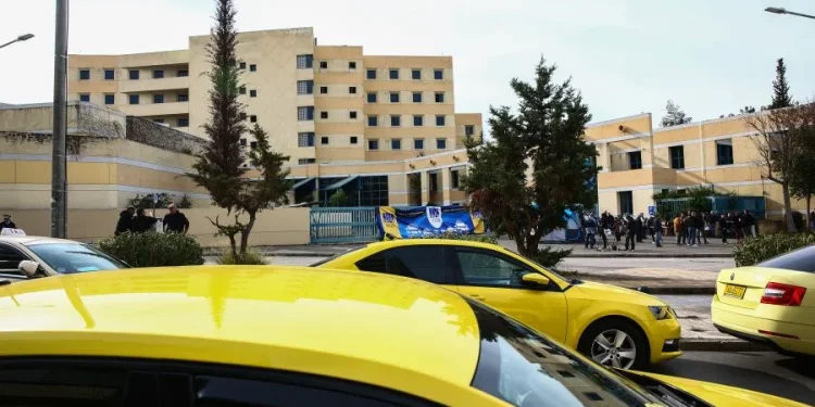 Με 158 ψήφους «υπέρ» έναντι 132 «κατά» υπερψηφίστηκαν οι διατάξεις για τα ταξί