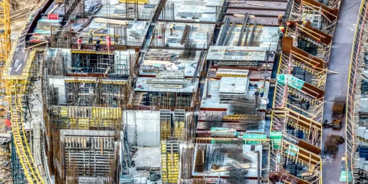 Κινδυνεύουμε να μείνουμε με μισό έργο