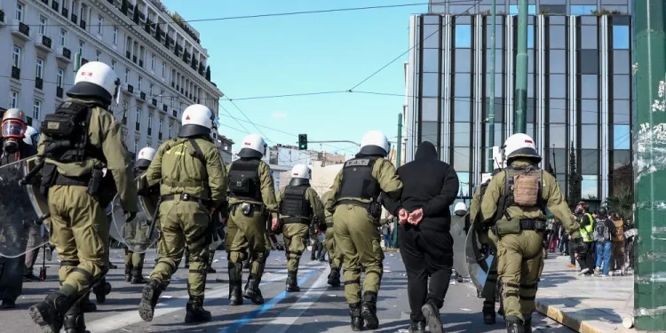 200 προσαγωγές και 19 συλλήψεις για τα επεισόδια στο κέντρο της Αθήνας