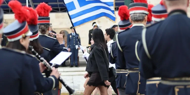 Πλήθος κόσμου παρακαλούθησε την μαθητική παρέλαση στο κέντρο της Αθήνας