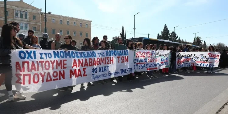 Διαμαρτυρία σπουδαστών καλλιτεχνικών σχολών στο Σύνταγμα Διαμαρτυρία σπουδαστών καλλιτεχνικών σχολών στο Σύνταγμα