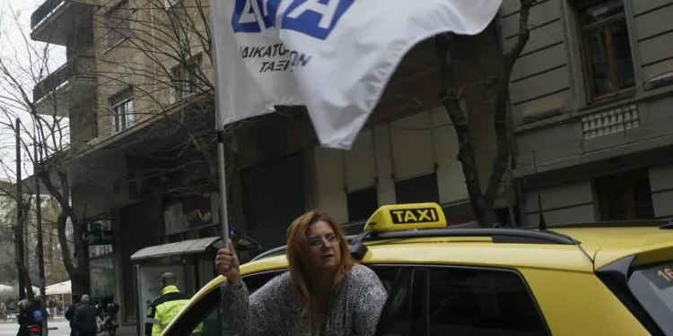 Τραβούν «χειρόφρενο» από σήμερα οι οδηγοί – Ξεκινούν επαναλαμβανόμενες 24ωρες απεργίες