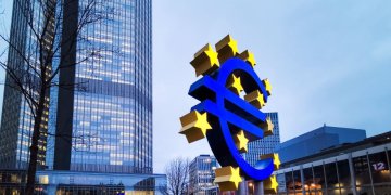 Bloomberg: Αγορές και οικονομολόγοι διαφωνούν για τις επόμενες κινήσεις επιτοκίων της EΚΤ