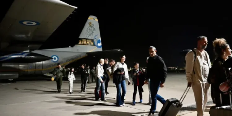 Σε εξέλιξη ο επαναπατρισμός Ελλήνων από τη Μέση Ανατολή – 315 επέστρεψαν χθες -Δύο νέες πτήσεις σήμερα από Ομάν