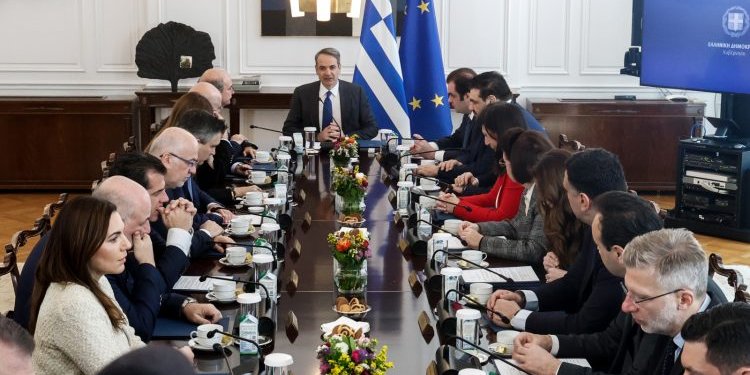 Οι «σκελετοί» στη ντουλάπα του Μαξίμου