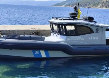 Μίνι λεωφορείο έπεσε στη θάλασσα στο λιμάνι της Δάφνης – Καλά στην υγεία του ο οδηγός