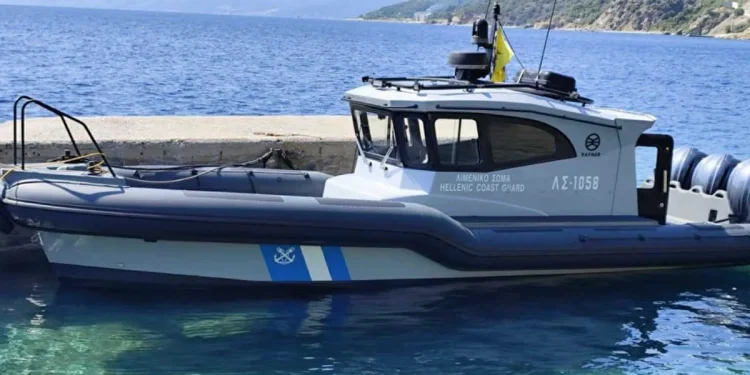 Μίνι λεωφορείο έπεσε στη θάλασσα στο λιμάνι της Δάφνης – Καλά στην υγεία του ο οδηγός Μίνι λεωφορείο έπεσε στη θάλασσα στο λιμάνι της Δάφνης – Καλά στην υγεία του ο οδηγός