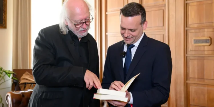 O Νομπελίστας Λογοτεχνίας Λάσλο Κρασναχορκάι τιμήθηκε με το Μετάλλιο του Δήμου Αθηναίων