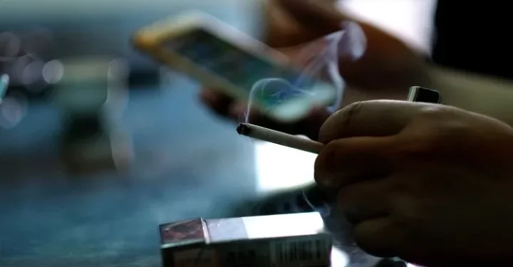 Στην Ελλάδα αυξάνονται το κάπνισμα και το άτμισμα στους εφήβους